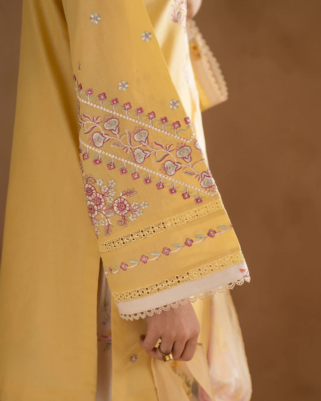 HAJRA EMBROIDERY 3PC (FARSHI)